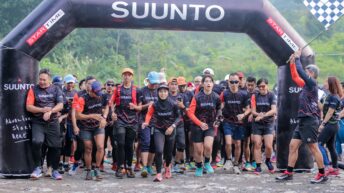 Para peserta “Suunto Vertical Experience” dilepas Danny Siwu, Event & Community Manager Suunto Indonesia di Lewi Pangaduan, Sentul, Bogor.