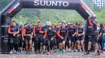 Para peserta “Suunto Vertical Experience” dilepas Danny Siwu, Event & Community Manager Suunto Indonesia di Lewi Pangaduan, Sentul, Bogor.